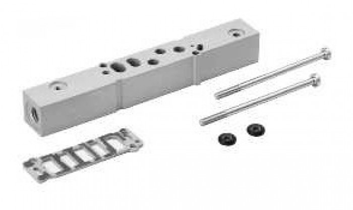 Intermediate plate for valves to provide a separate supply in 1