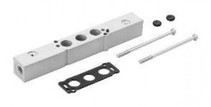 Intermediate plate for valves to provide separate supply in 3 and 5