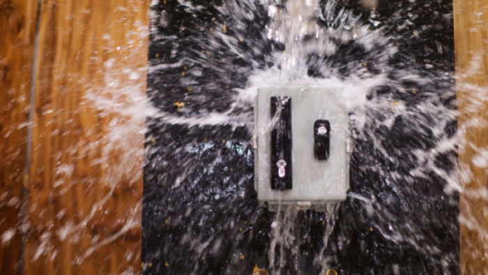 Kompresné zámky a uzávery